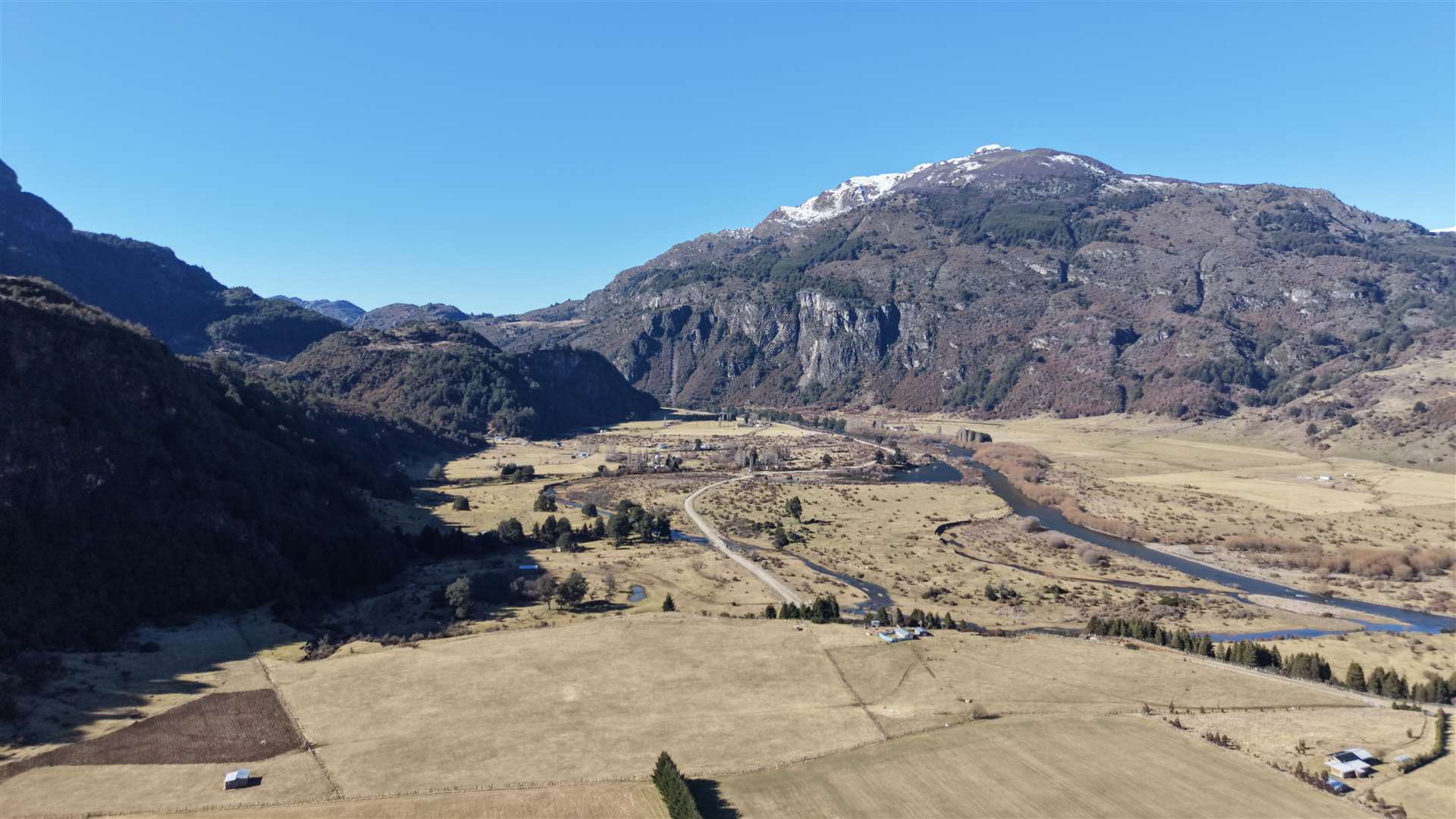 Vista del valle hacia Manihuales desde el dron, agosto 2026